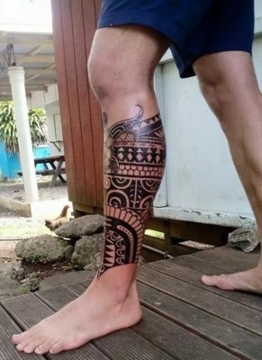  Tatouage maori, polynésien sur le bas de la jambe